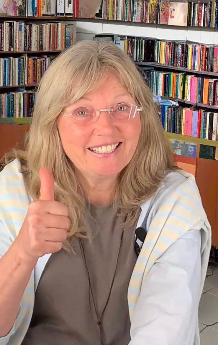 Annemarie vor Bücherwand